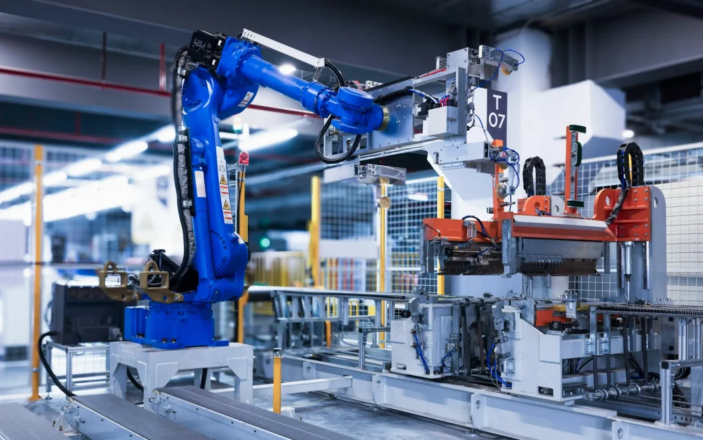 Plava robotska ruka na automatizovanoj liniji